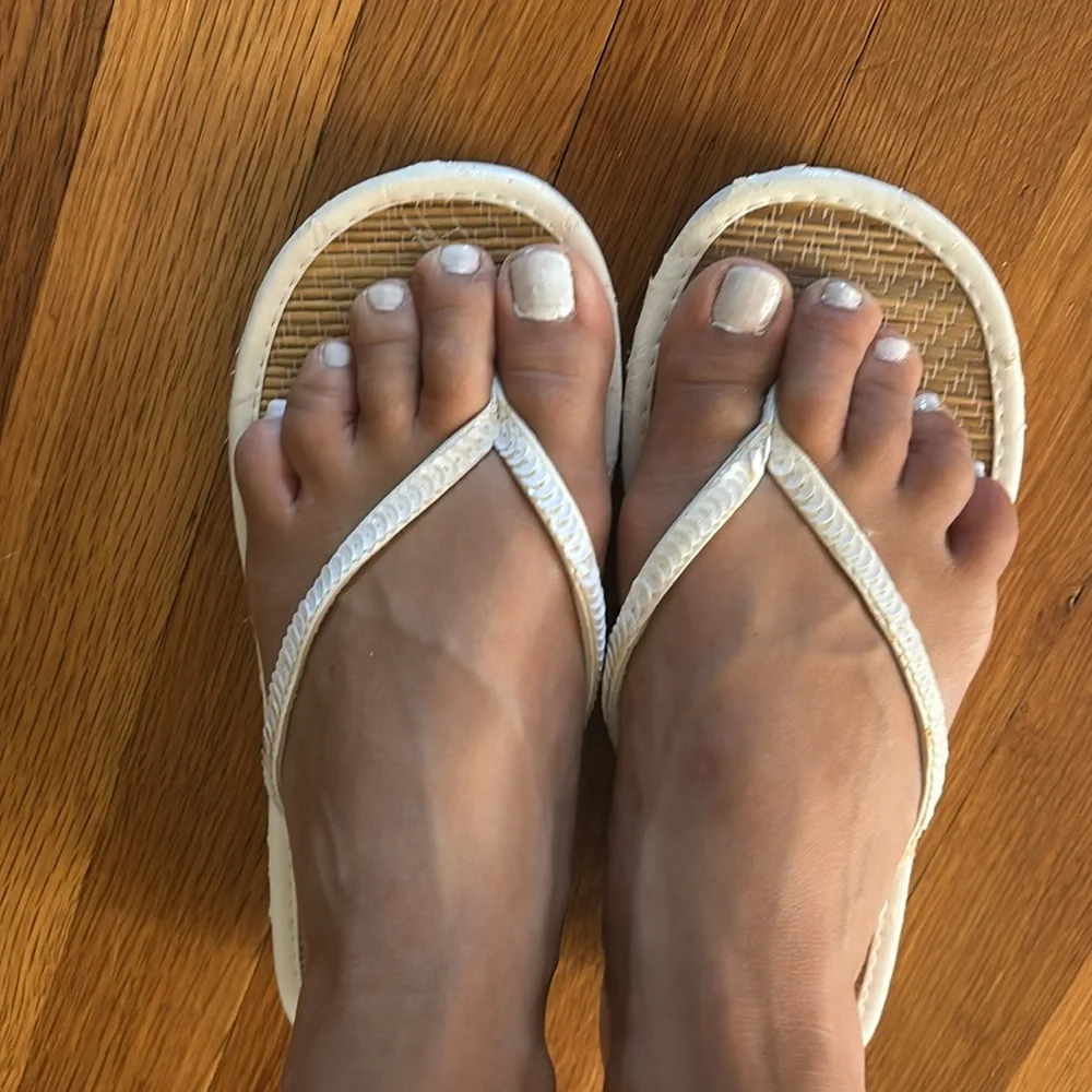 White flip flops size 7 - Picture 5 of 6